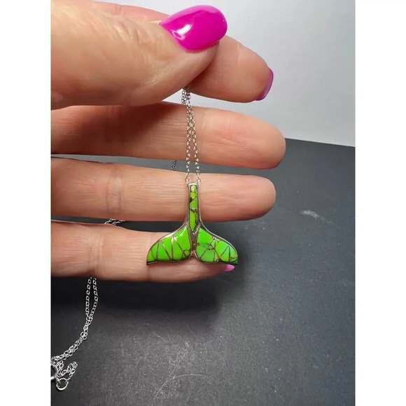 Green Mojave turquoise sterling silver whale tail pendant with chain - Picture 6 of 10
